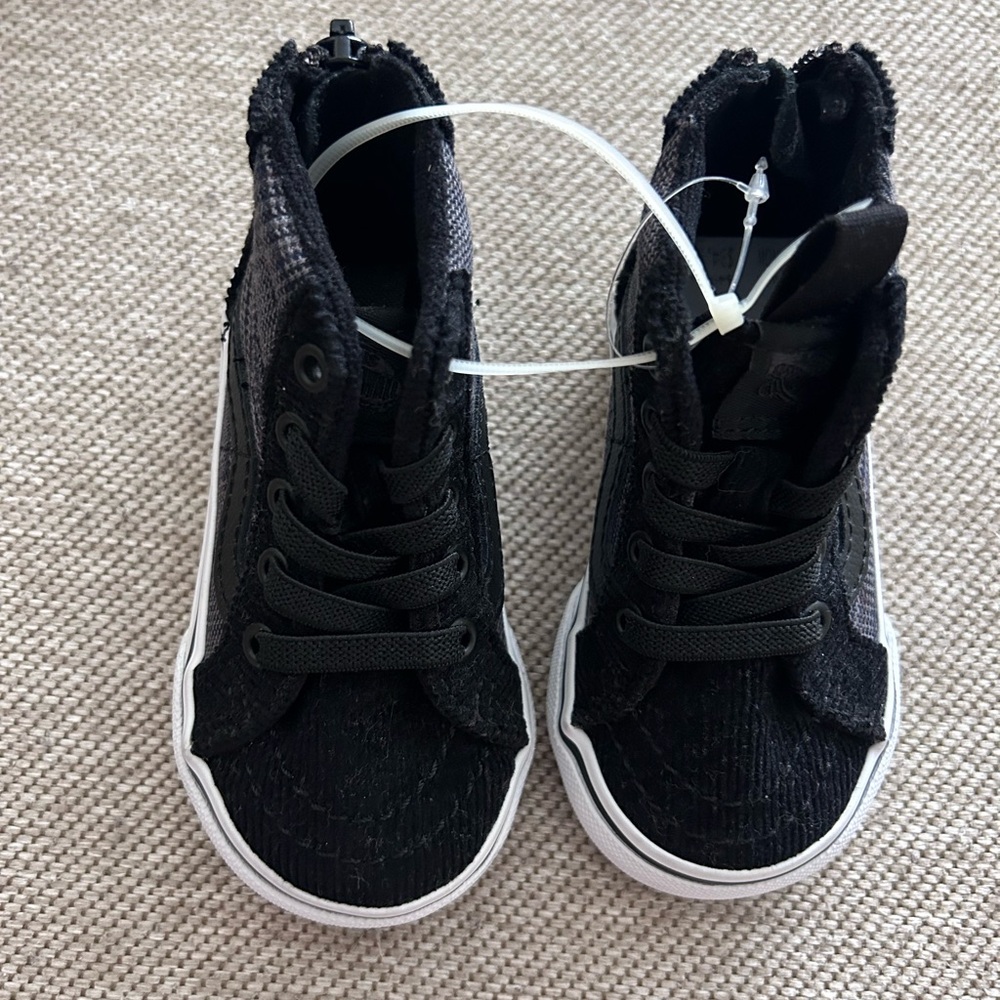 VANS  Kids Size 4 High-Top Sneakers- NEW Size 4 toodler